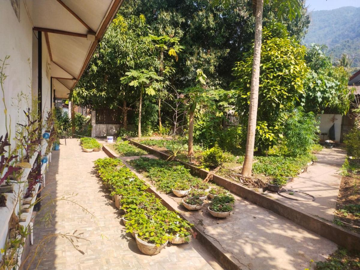 Sunset Bungalows & Gh Muang Ngoi 외부 사진