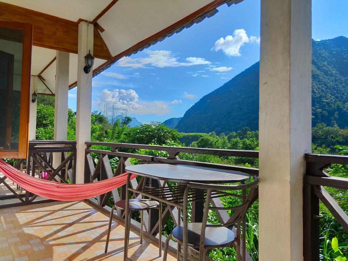 Sunset Bungalows & Gh Muang Ngoi 외부 사진