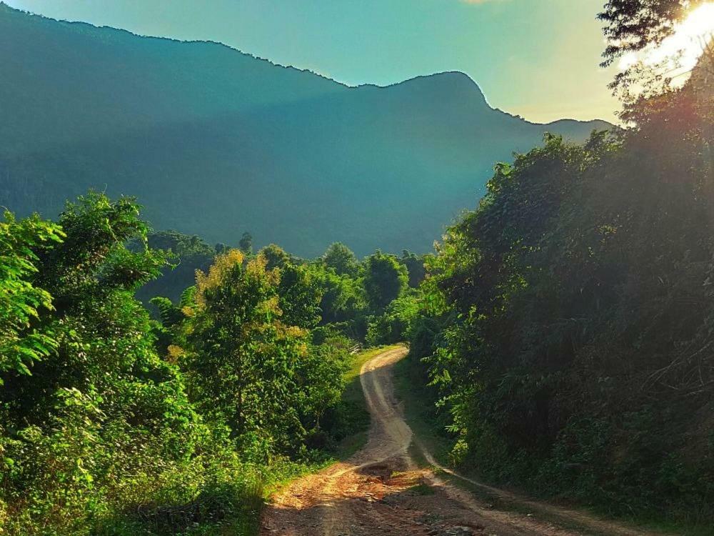 Sunset Bungalows & Gh Muang Ngoi 외부 사진