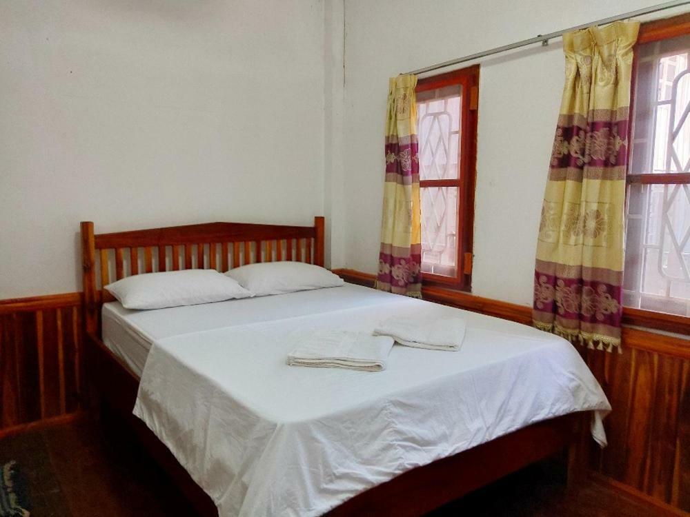 Sunset Bungalows & Gh Muang Ngoi 외부 사진